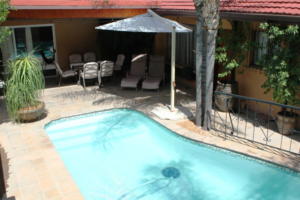 Hotel Pension Etambi Windhoek Exterior photo